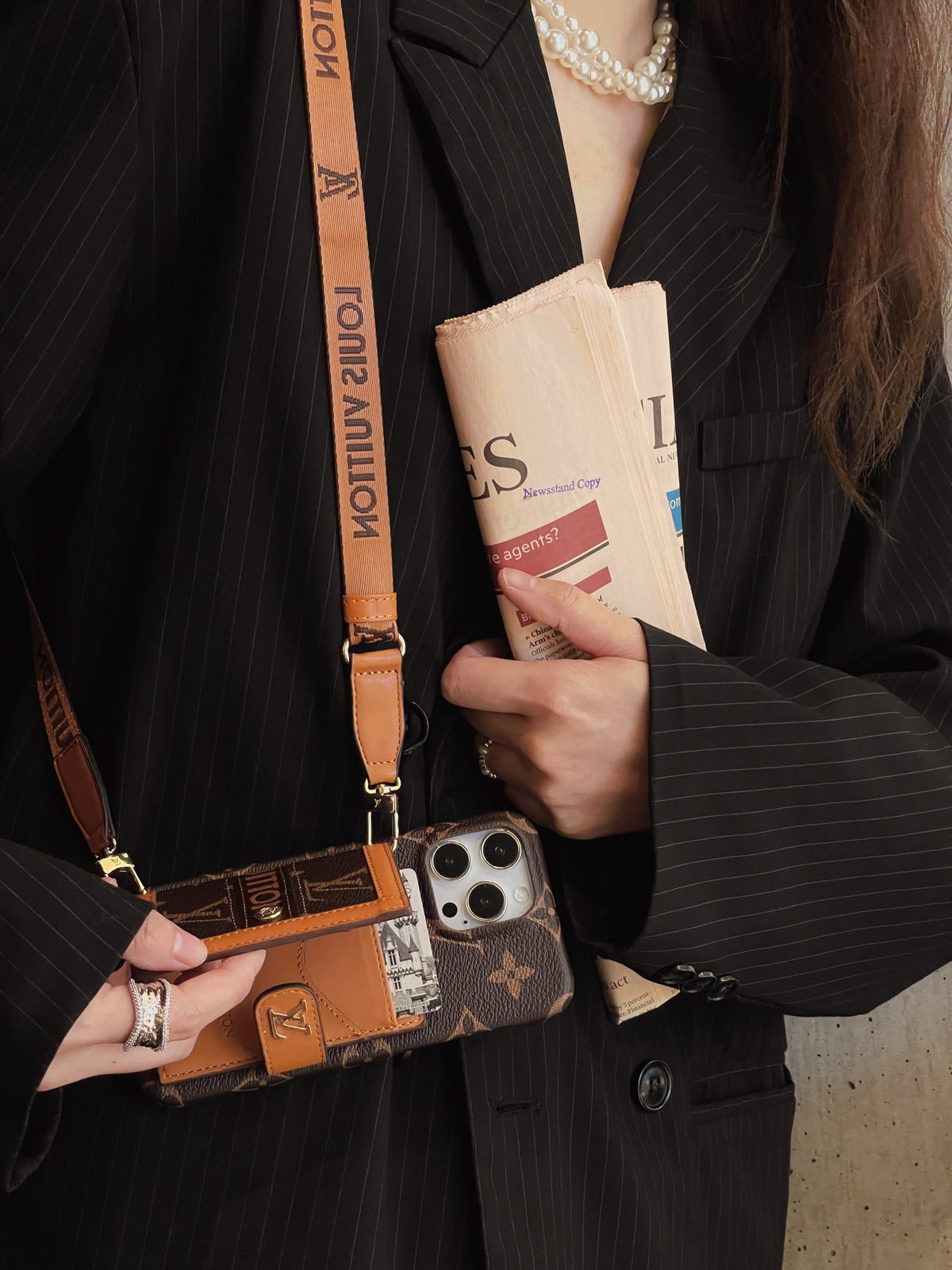 Funda de lujo para iPhone con cadena y tarjetero