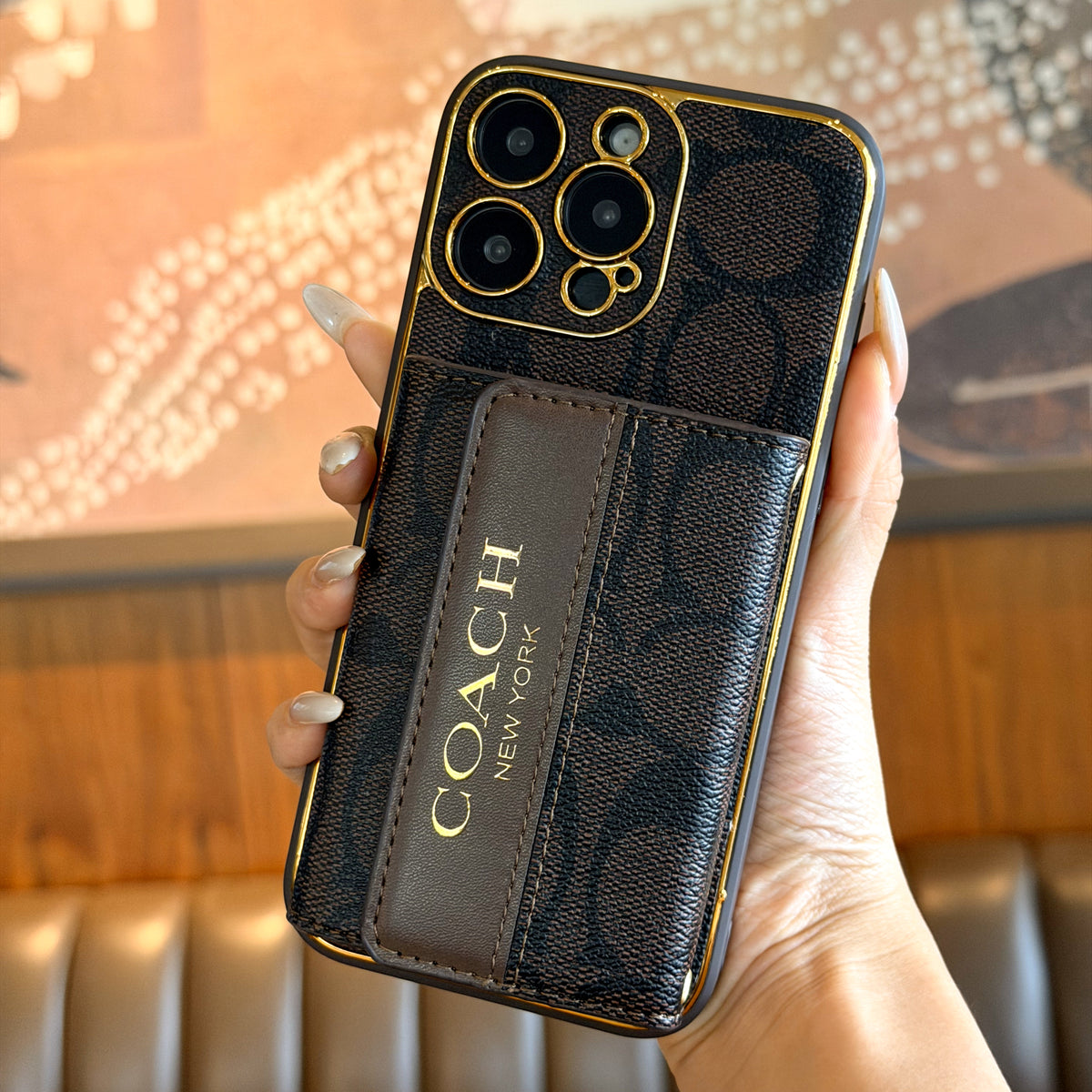 Funda vintage para iPhone con monograma, tarjetero y correa ajustable