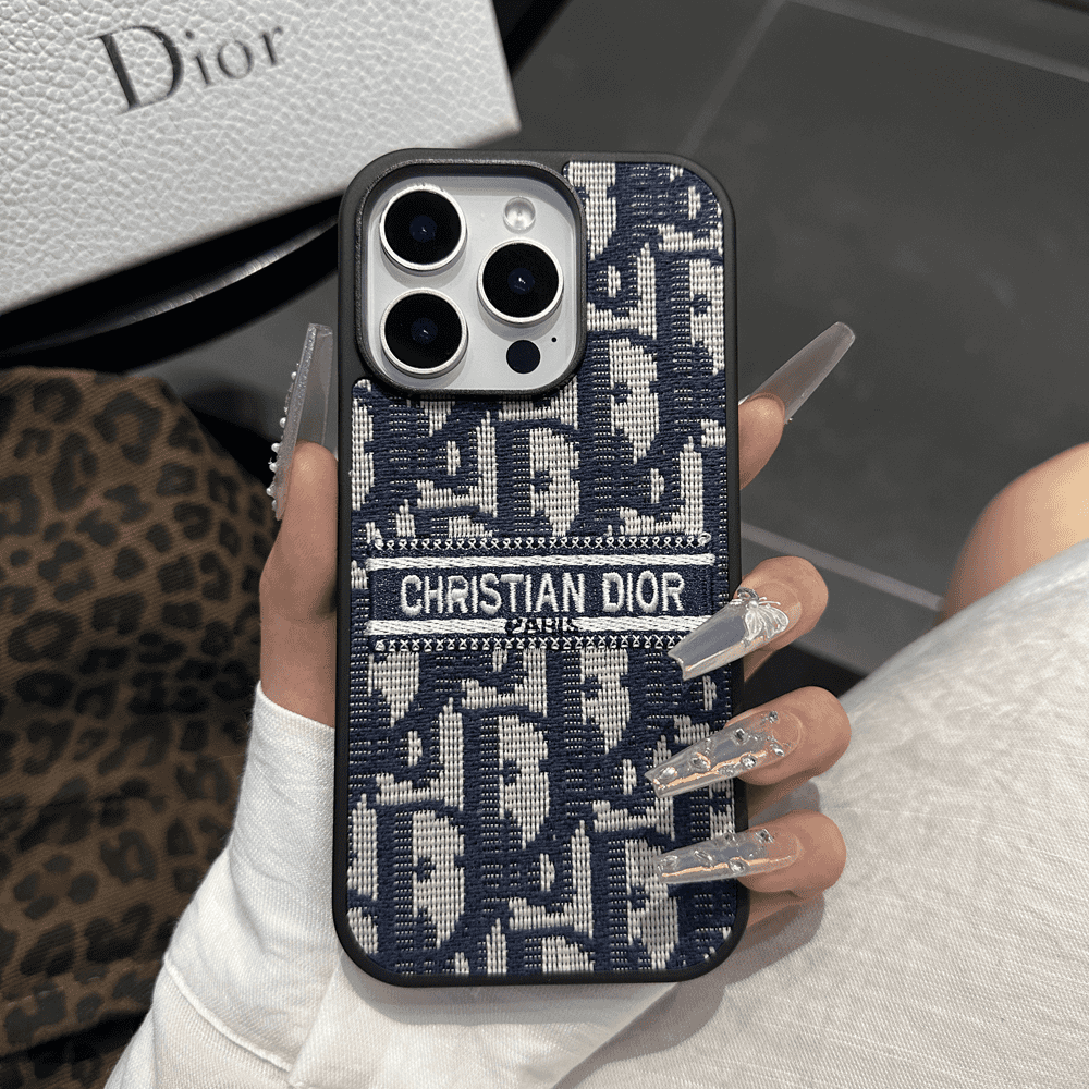 Designerinspirerat iPhonefodral i tyg med broderade detaljer