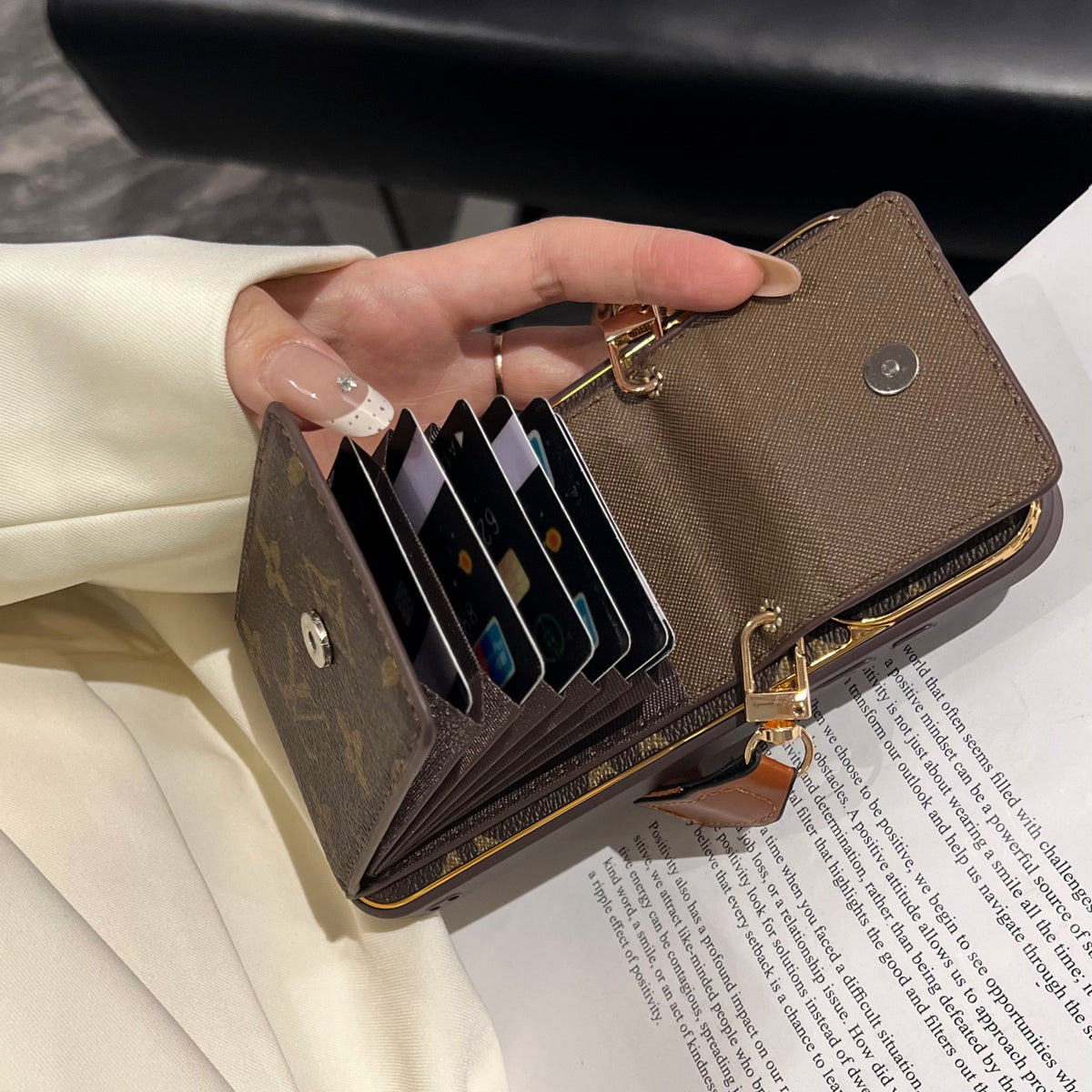 Nueva funda clásica de lujo para teléfono con tarjetero 02