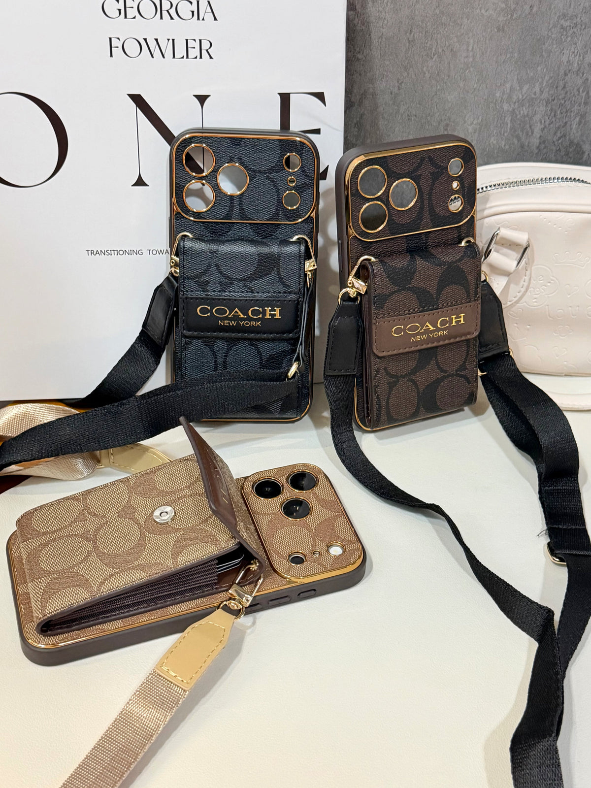 Funda iPhone con patrón de firma vintage | Tarjetero y correa cruzada
