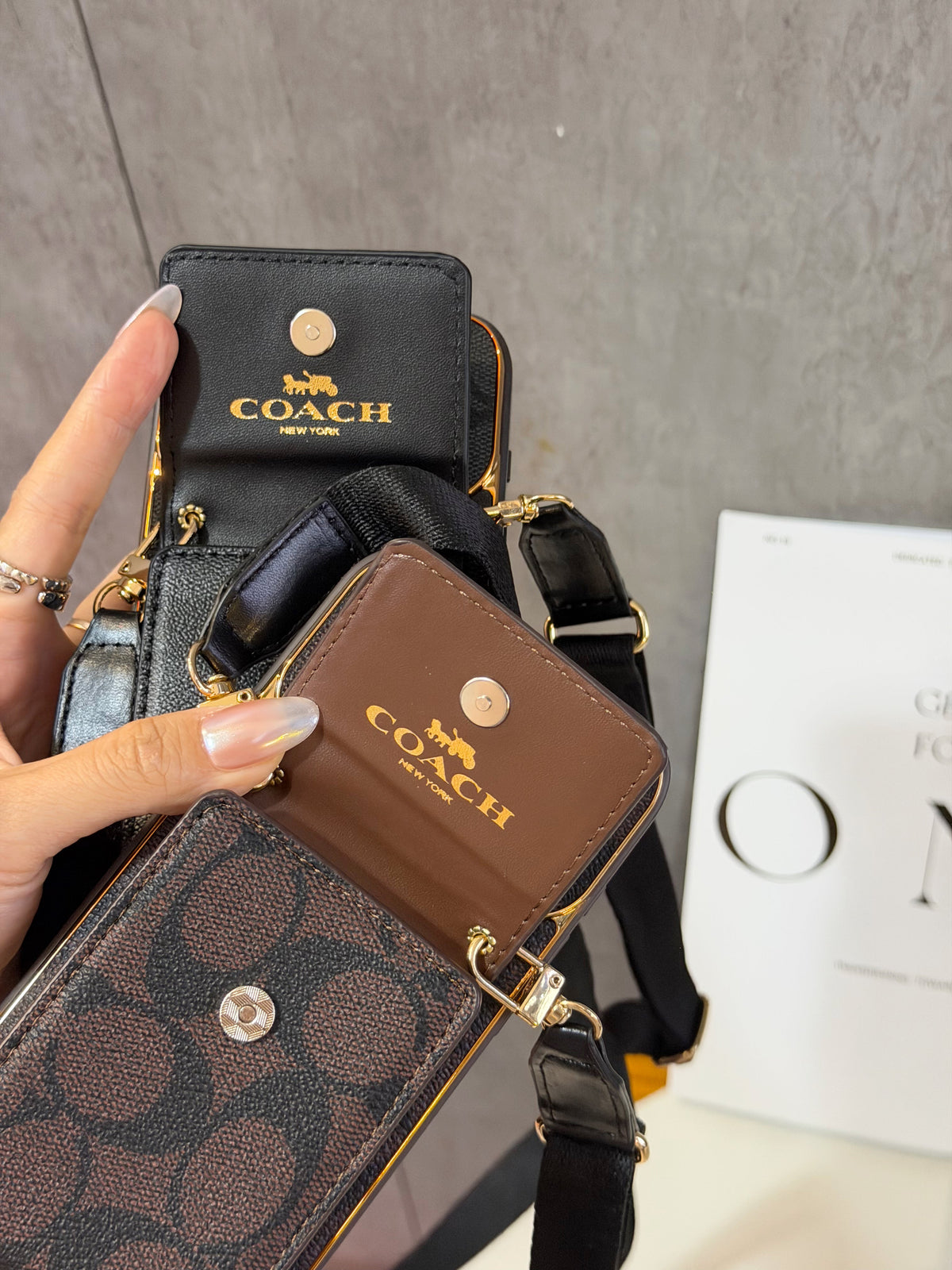 Funda iPhone con patrón de firma vintage | Tarjetero y correa cruzada