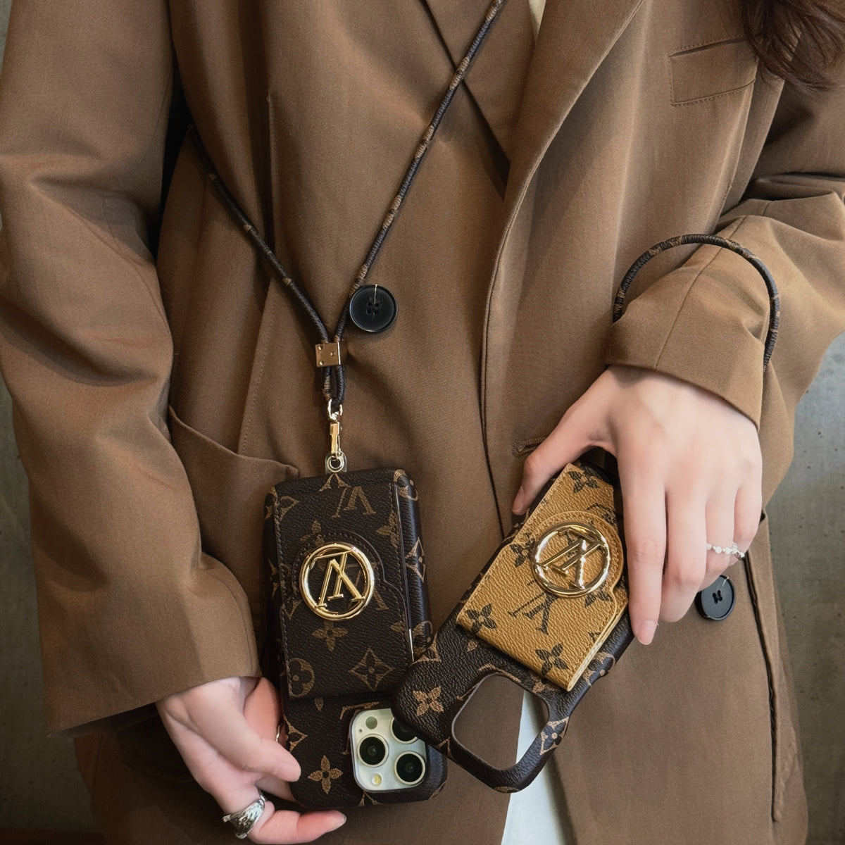 Funda de lujo para iPhone con cadena y tarjetero