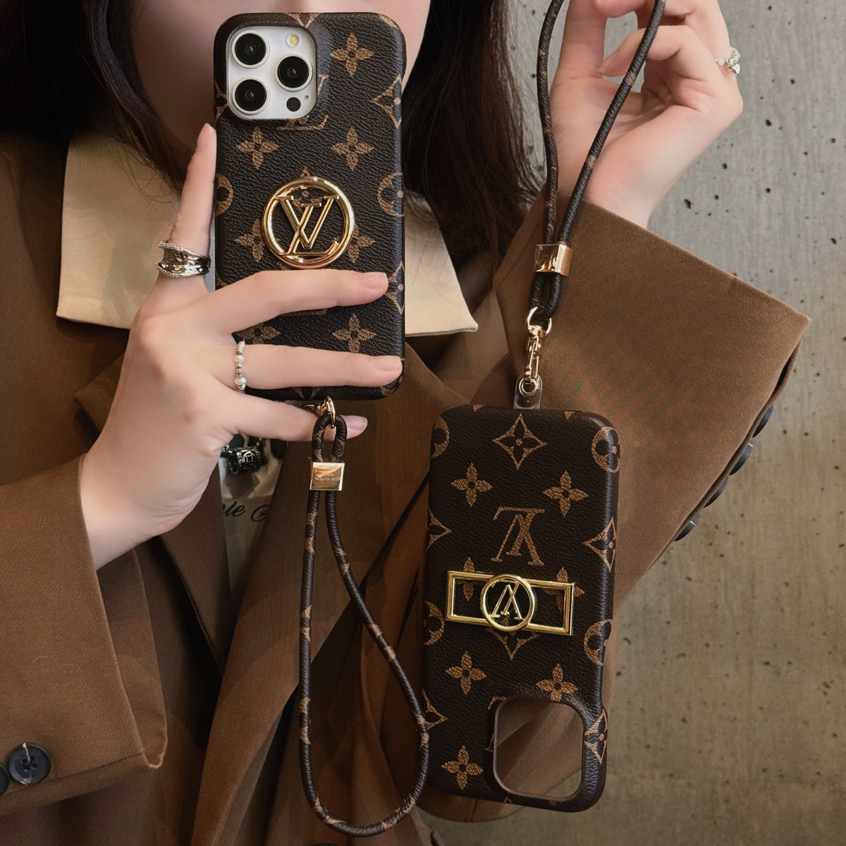 Funda de lujo para iPhone con cadena y tarjetero