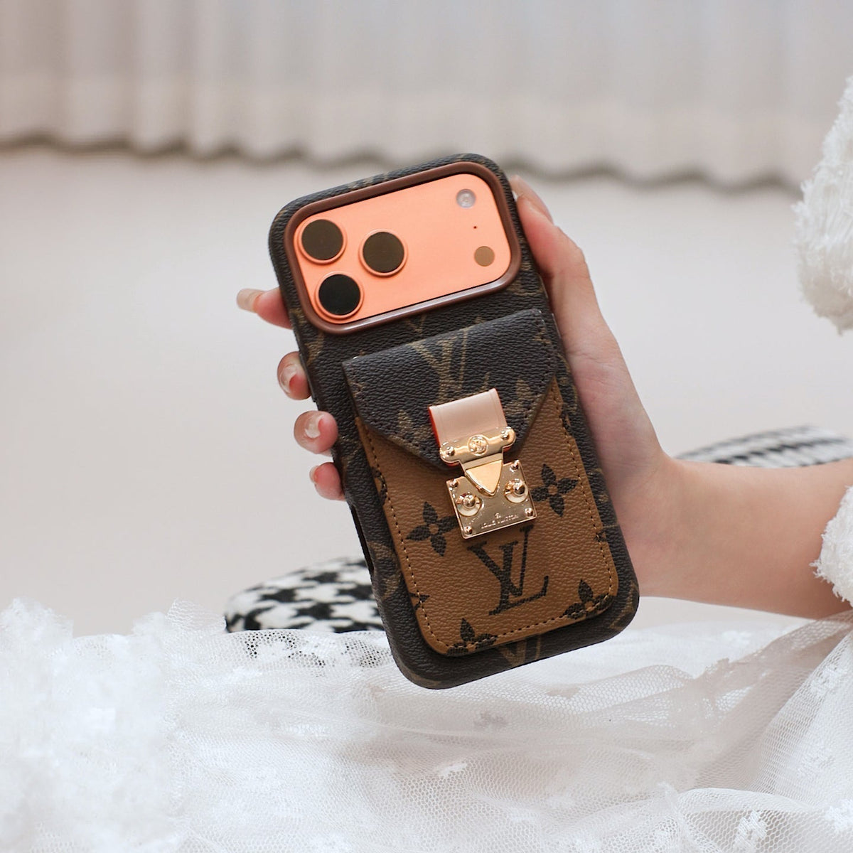 Lyxinspirerat iPhone-fodral med läderkortficka