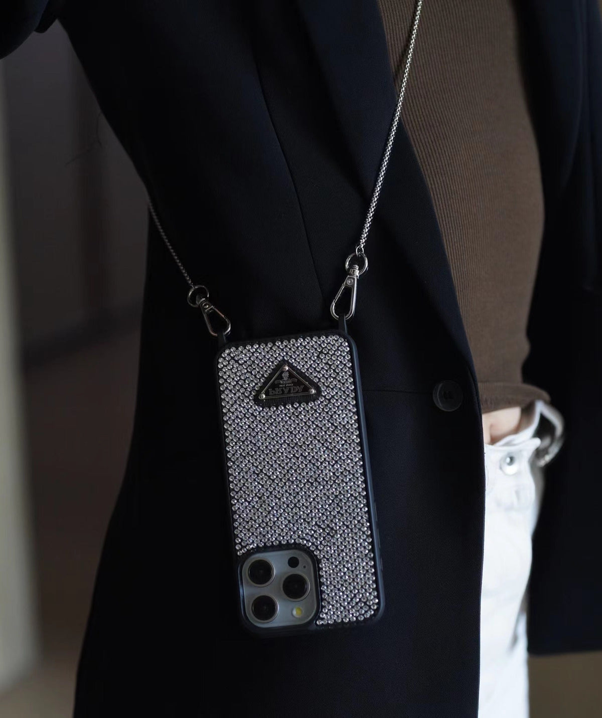 Funda de iPhone con bandolera de diamantes de lujo
