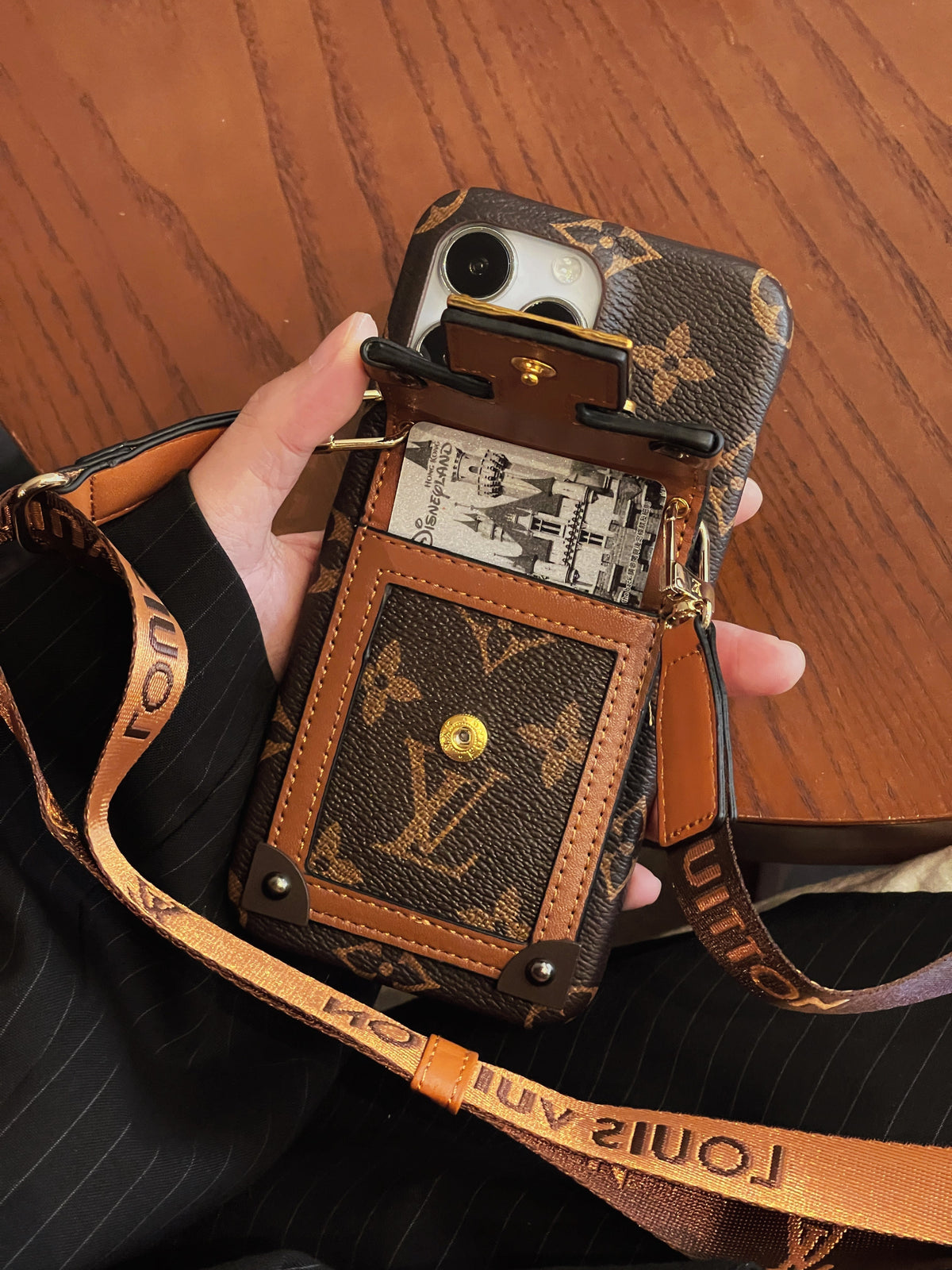 Funda de lujo para iPhone con cadena y tarjetero
