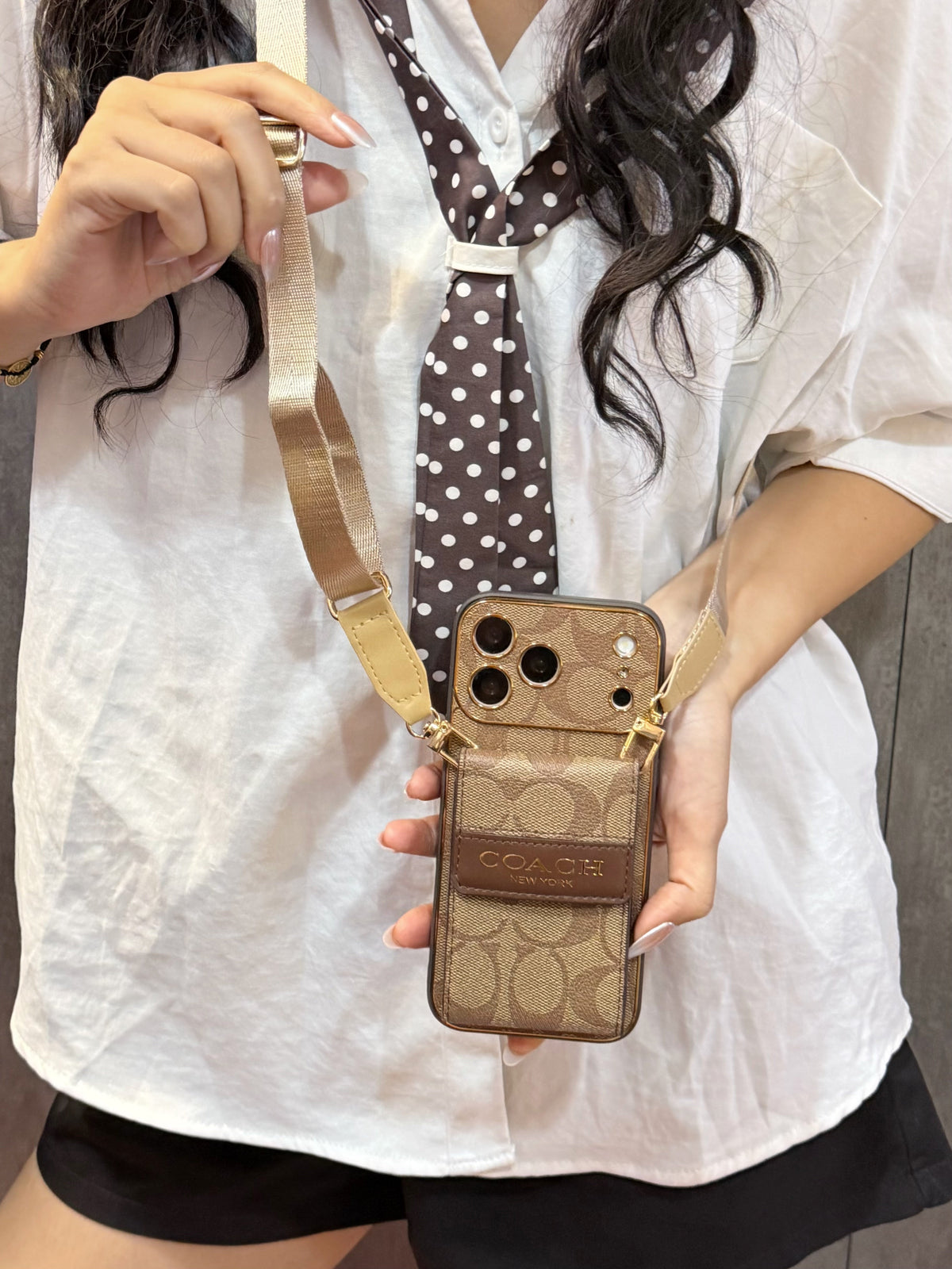 Funda iPhone con patrón de firma vintage | Tarjetero y correa cruzada
