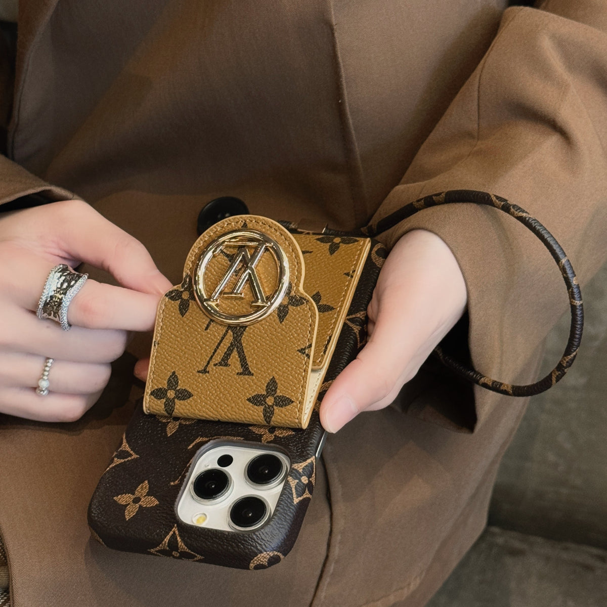 Funda de lujo para iPhone con cadena y tarjetero