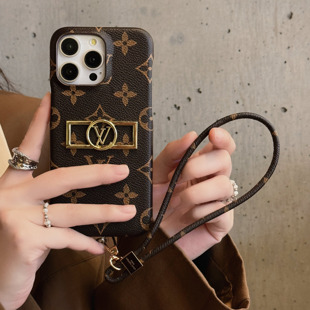 Funda de lujo para iPhone con cadena y tarjetero