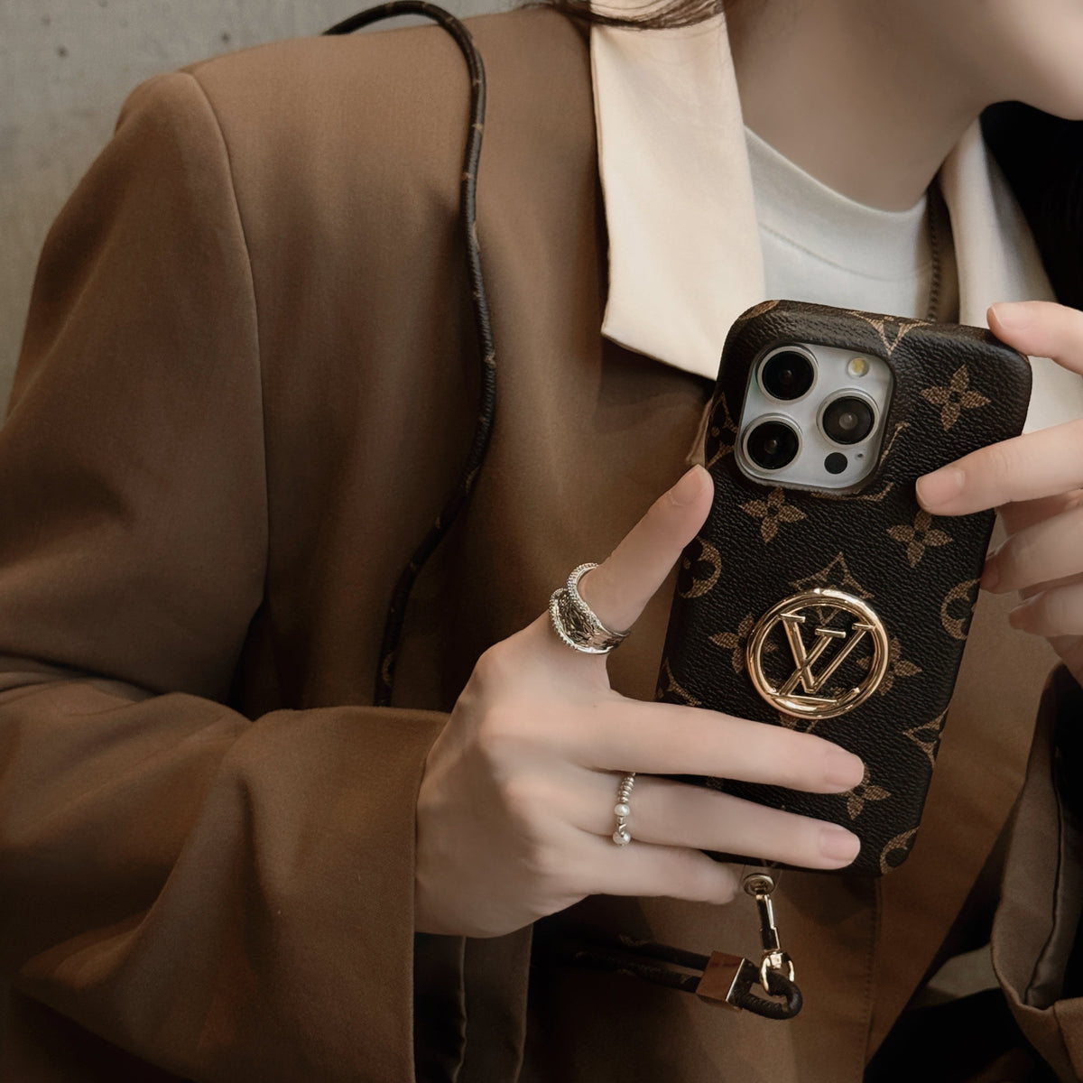 Funda de lujo para iPhone con cadena y tarjetero