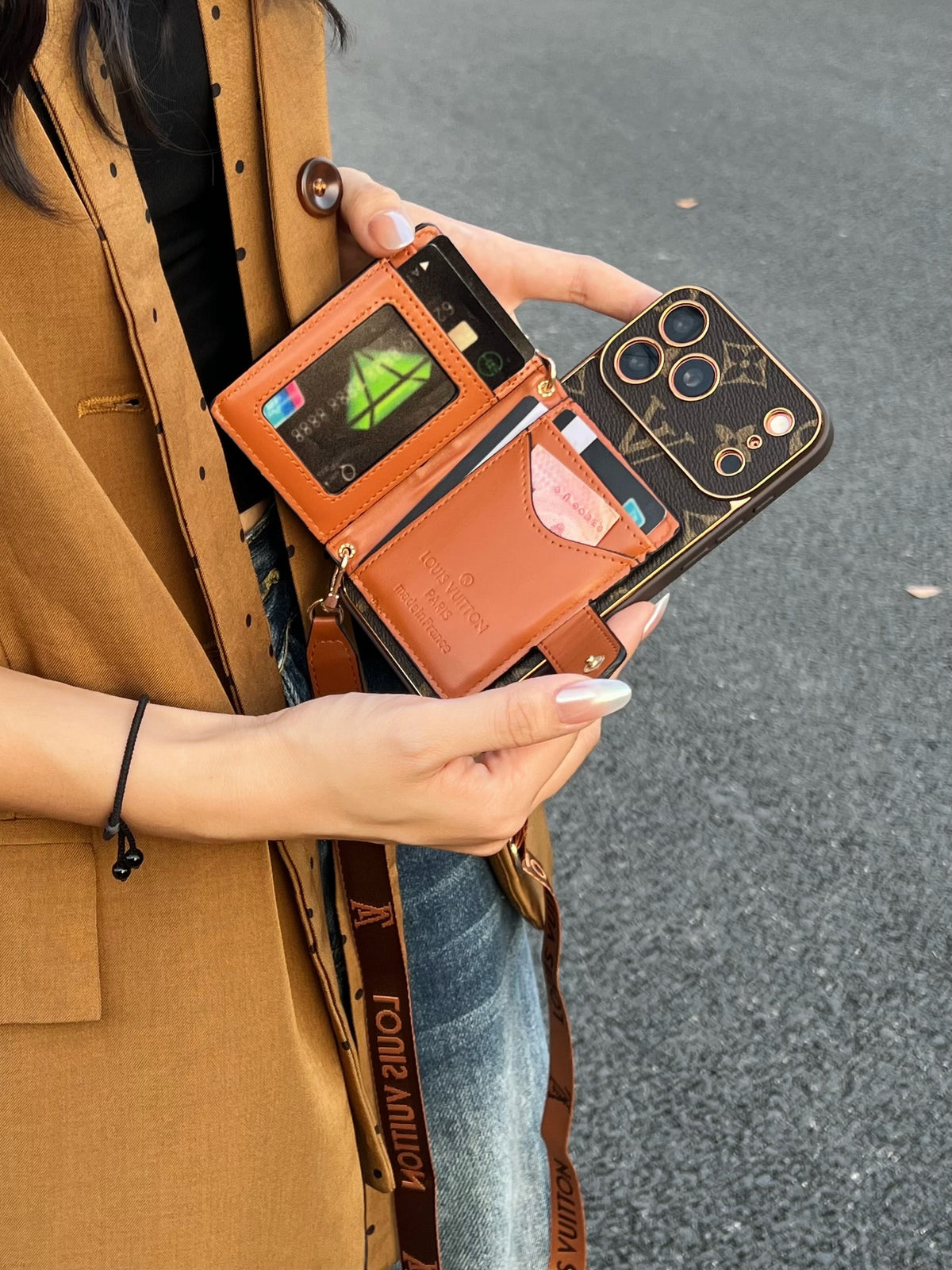 Funda para teléfono con monograma vintage, bolsillo y correa desmontable