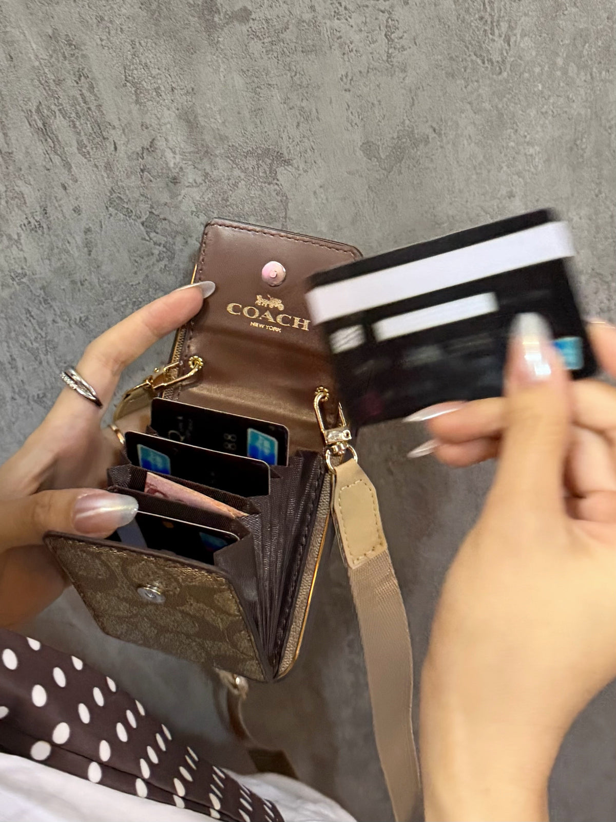 Funda iPhone con patrón de firma vintage | Tarjetero y correa cruzada