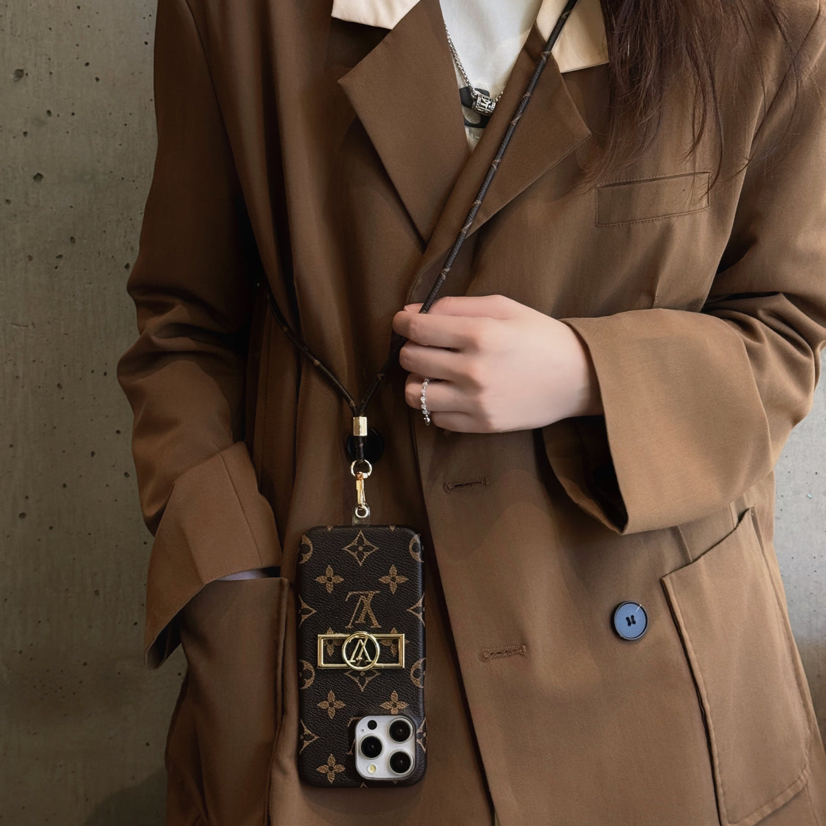 Funda de lujo para iPhone con cadena y tarjetero