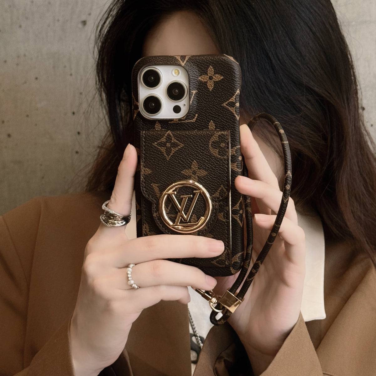 Funda de lujo para iPhone con cadena y tarjetero