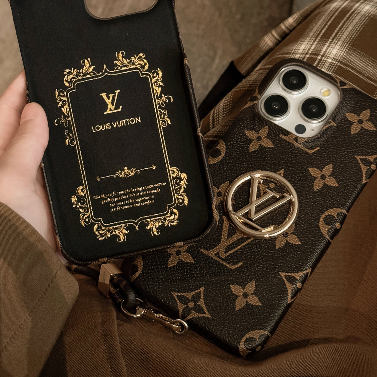 Funda de lujo para iPhone con cadena y tarjetero