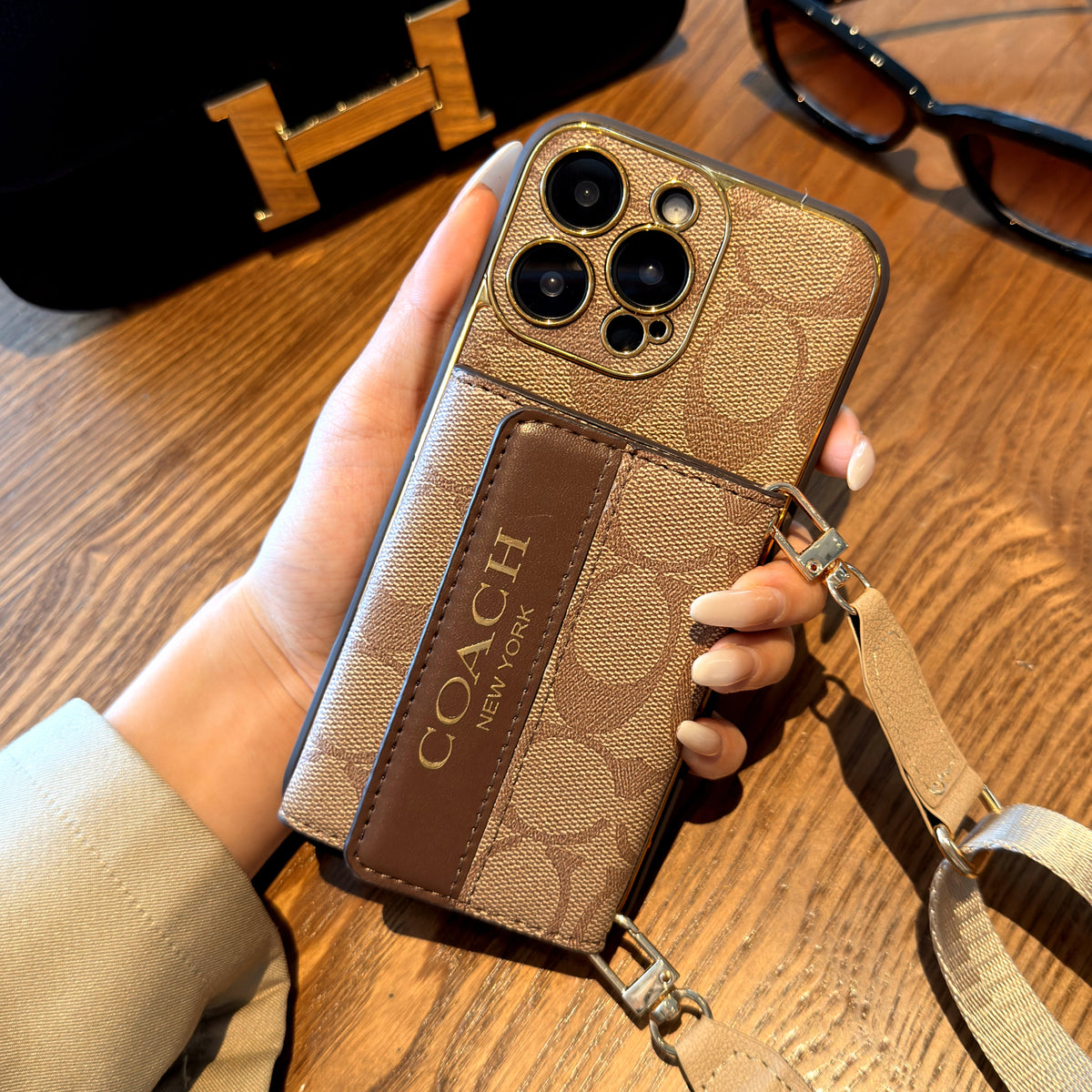 Funda vintage para iPhone con monograma, tarjetero y correa ajustable