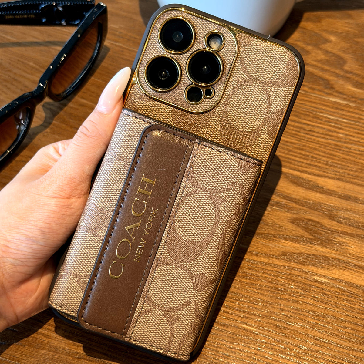 Funda vintage para iPhone con monograma, tarjetero y correa ajustable