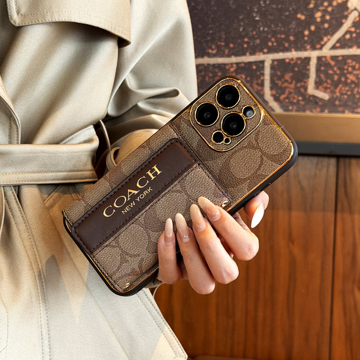 Funda vintage para iPhone con monograma, tarjetero y correa ajustable