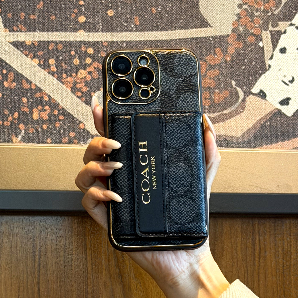 Funda vintage para iPhone con monograma, tarjetero y correa ajustable