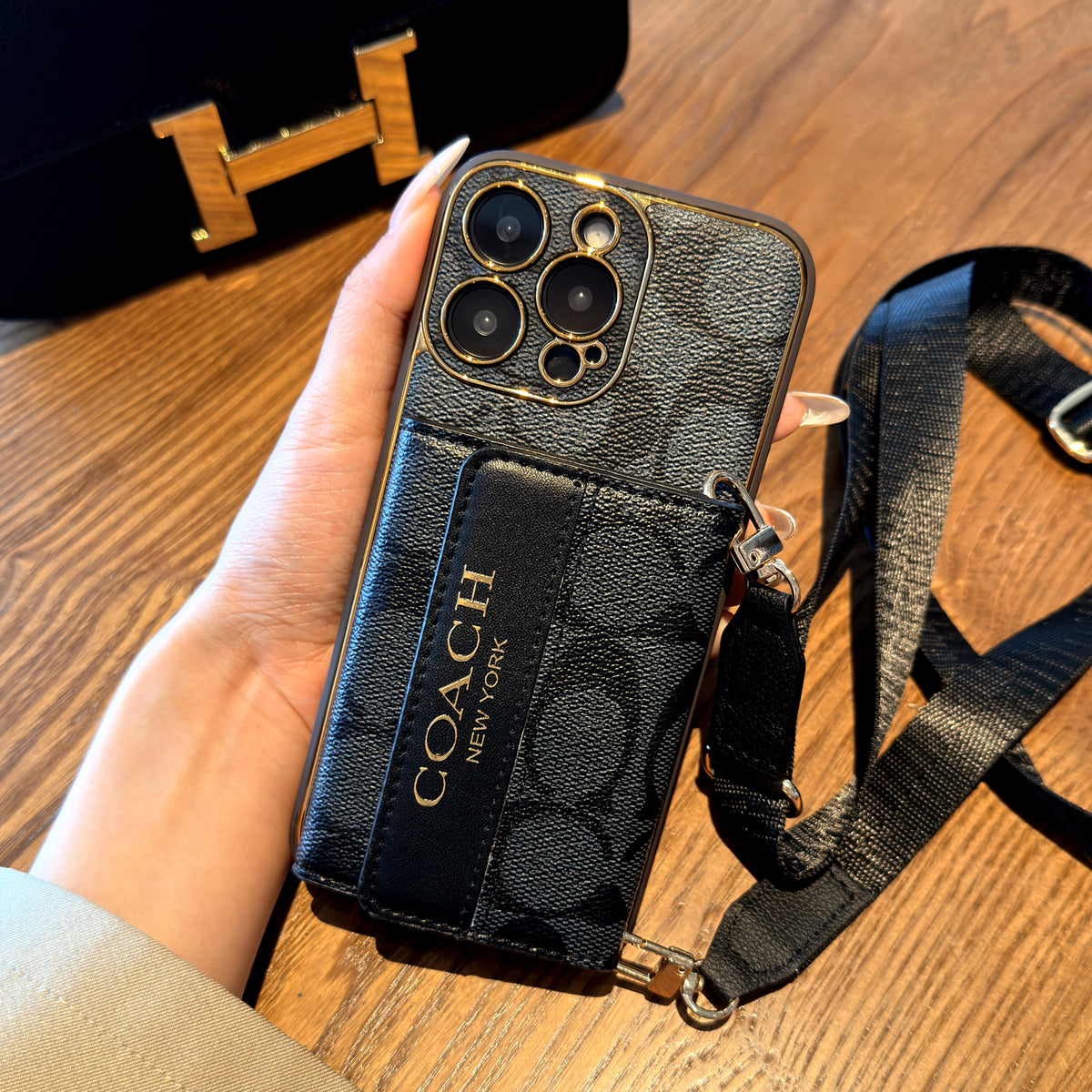 Funda vintage para iPhone con monograma, tarjetero y correa ajustable