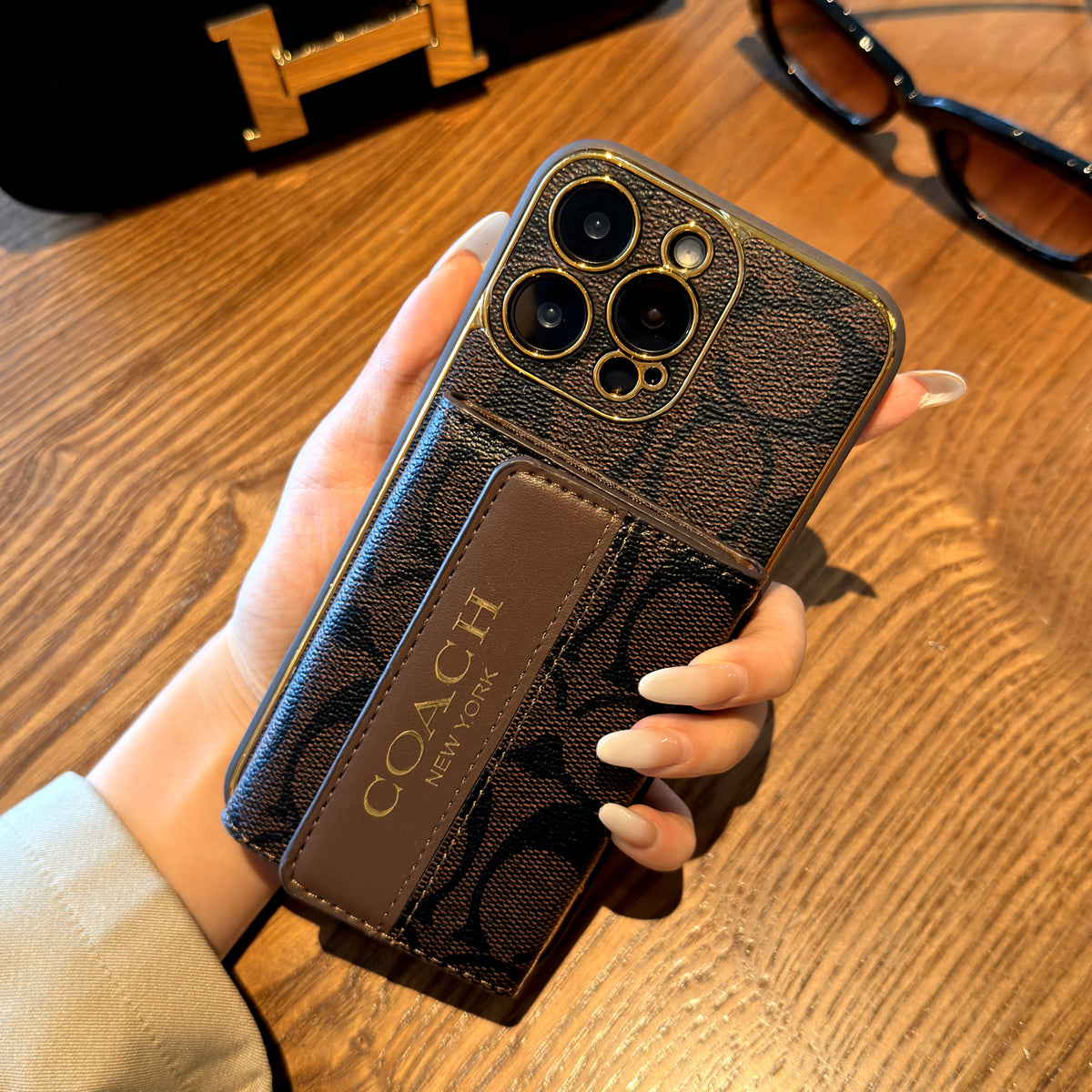 Funda vintage para iPhone con monograma, tarjetero y correa ajustable
