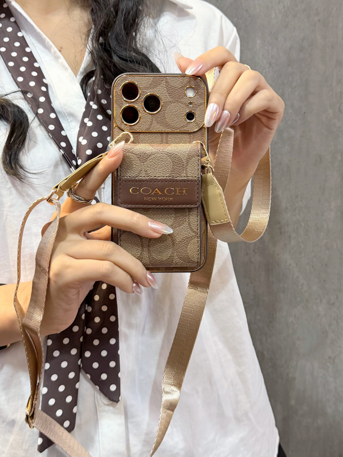 Funda iPhone con patrón de firma vintage | Tarjetero y correa cruzada