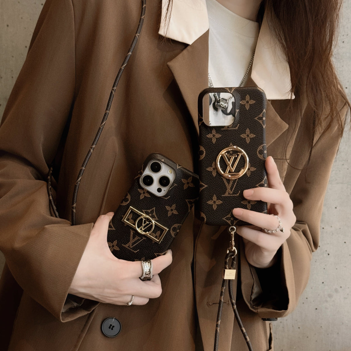 Funda de lujo para iPhone con cadena y tarjetero