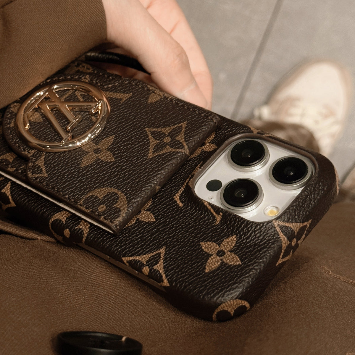 Funda de lujo para iPhone con cadena y tarjetero