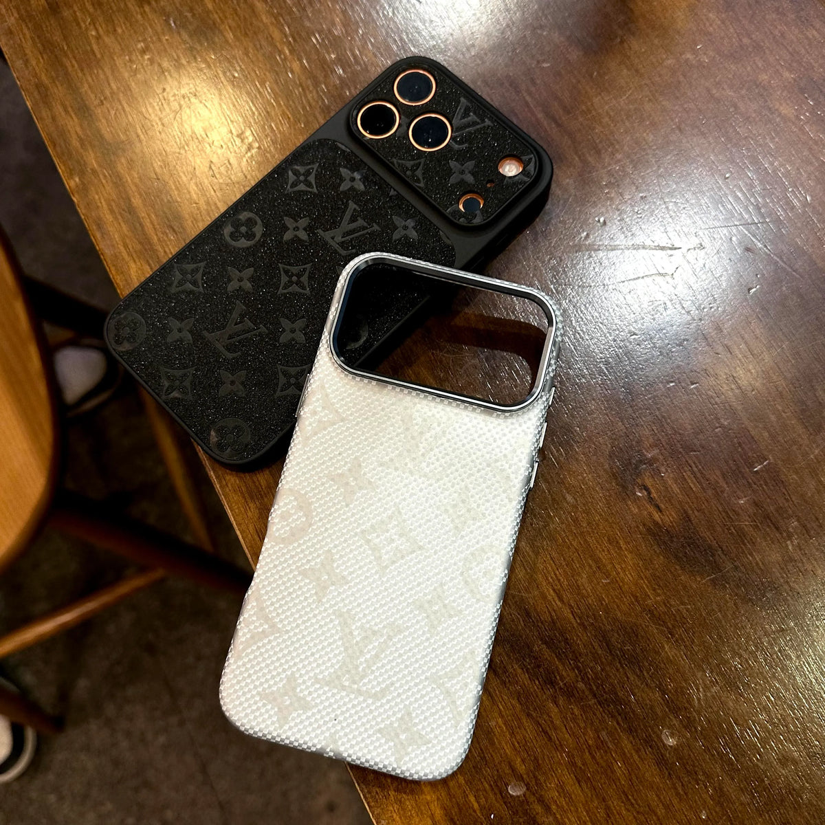 Funda de lujo para iPhone con rayas de fibra de carbono