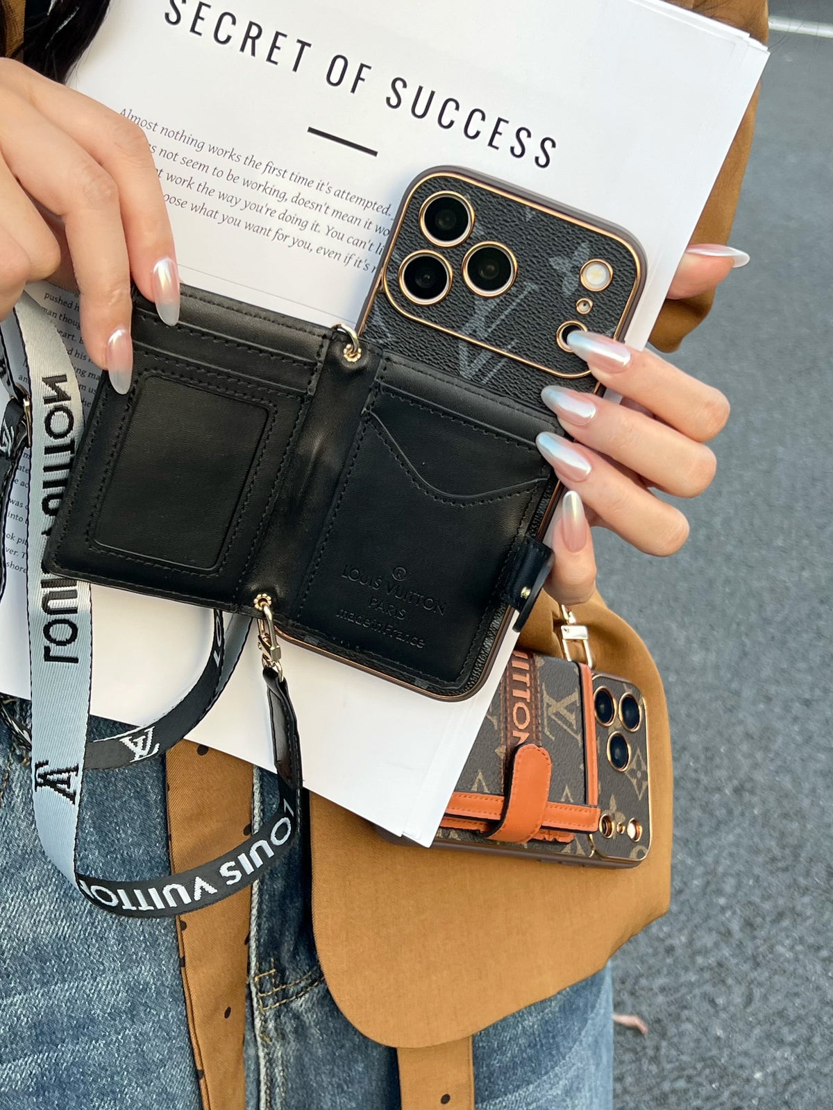 Funda para teléfono con monograma vintage, bolsillo y correa desmontable