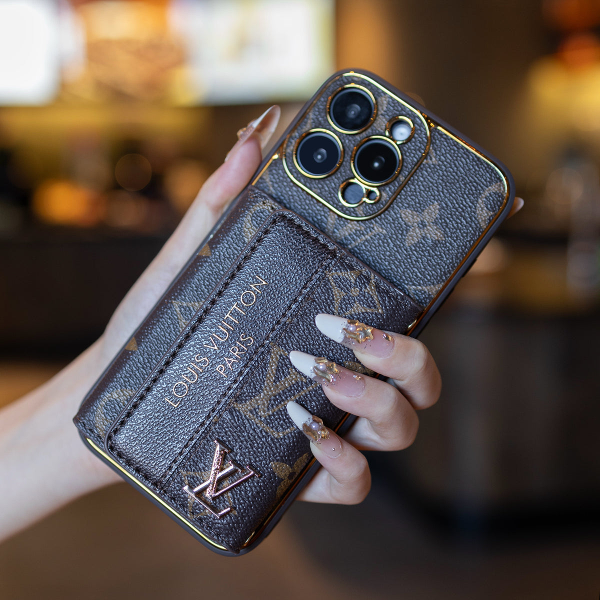 Lyxigt avancerad iPhonefodral i läder med korthållare och rem