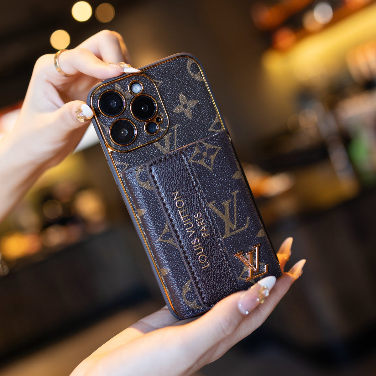Lyxigt avancerad iPhonefodral i läder med korthållare och rem