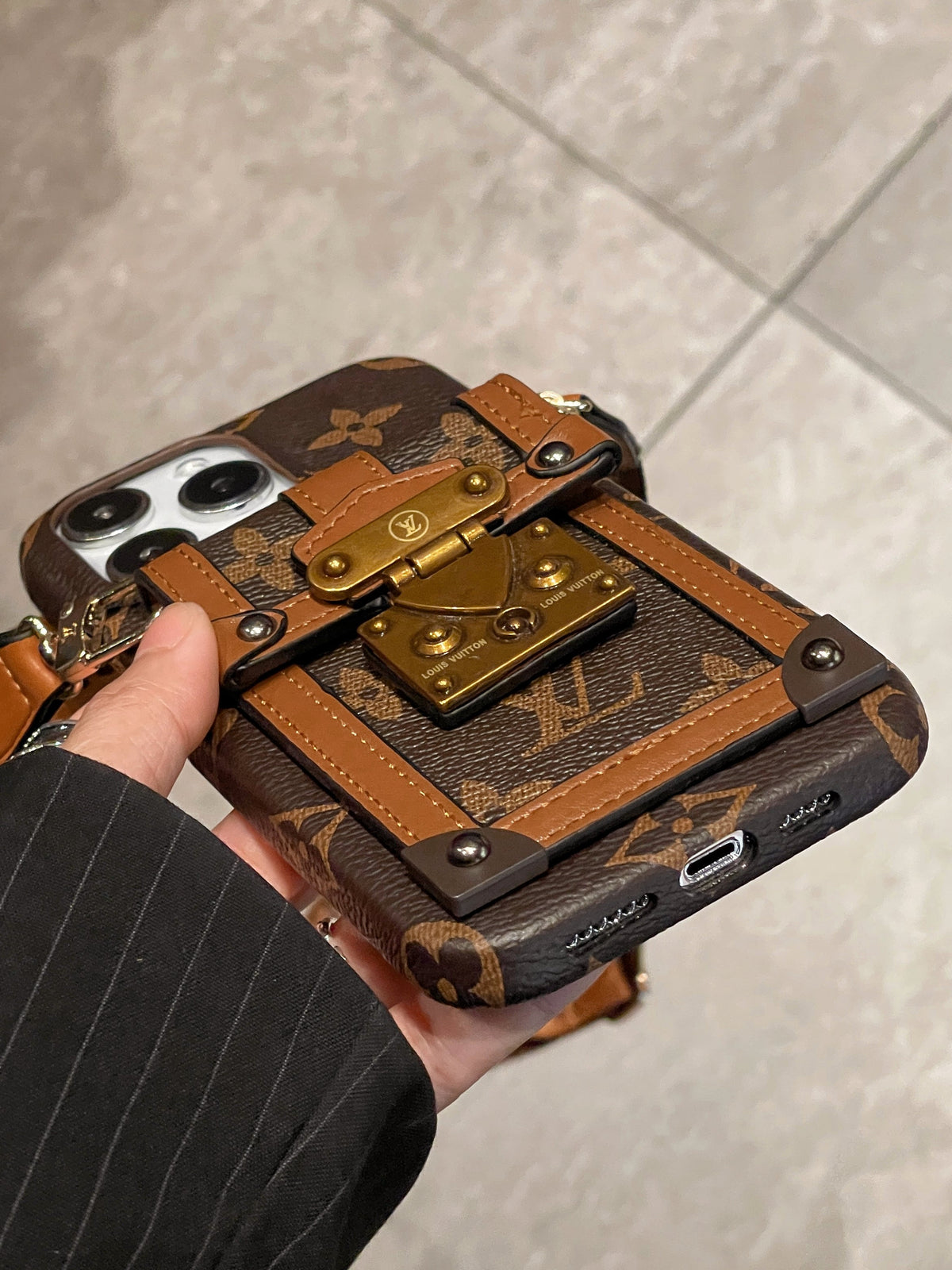 Funda de lujo para iPhone con cadena y tarjetero