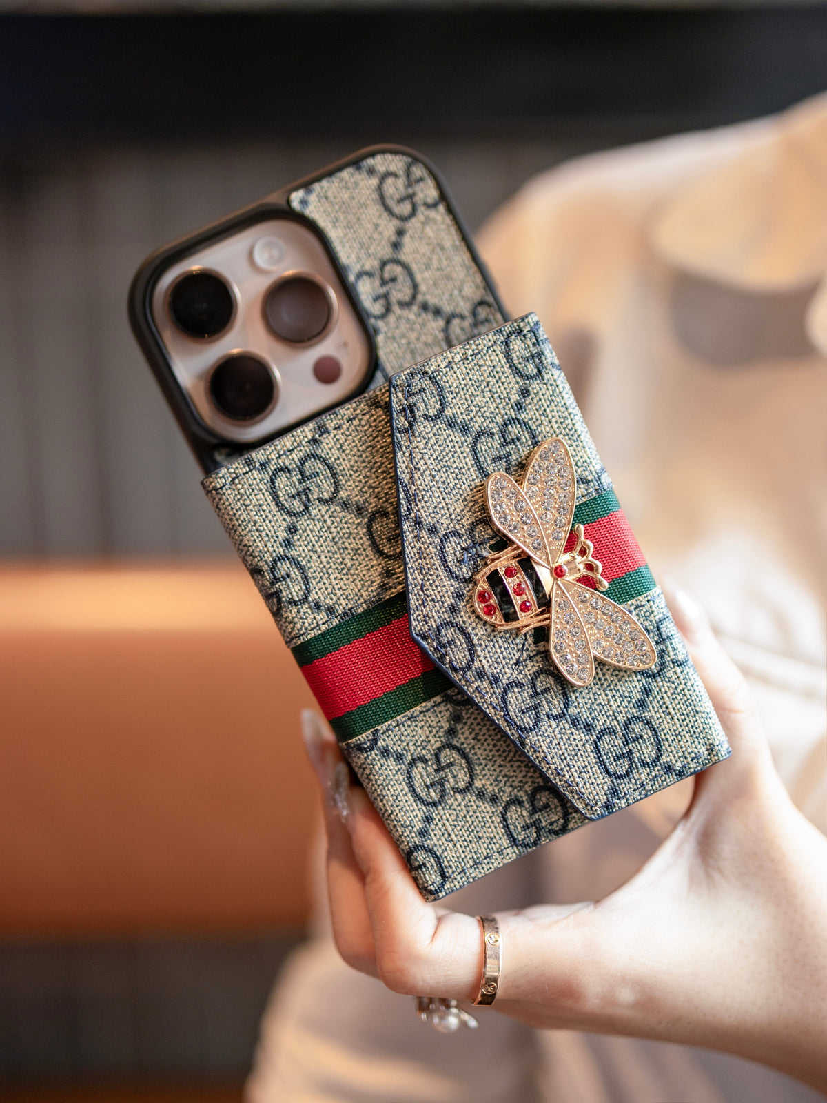 Premium Advanced Crossbody iPhone-fodral med korthållare och axelrem