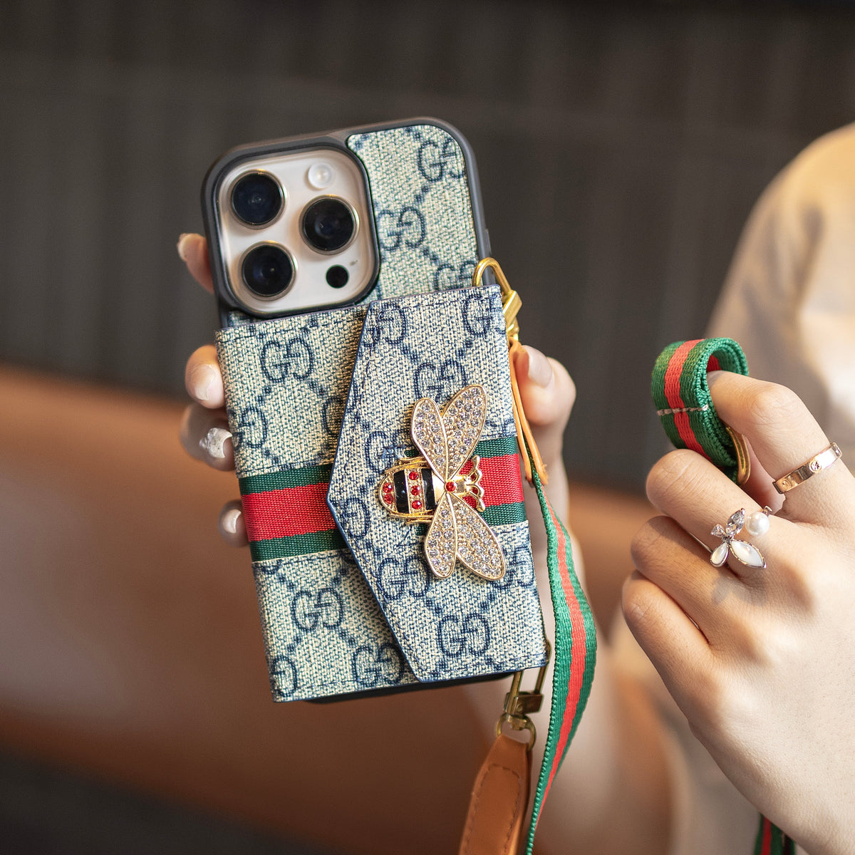 Premium Advanced Crossbody iPhone-fodral med korthållare och axelrem