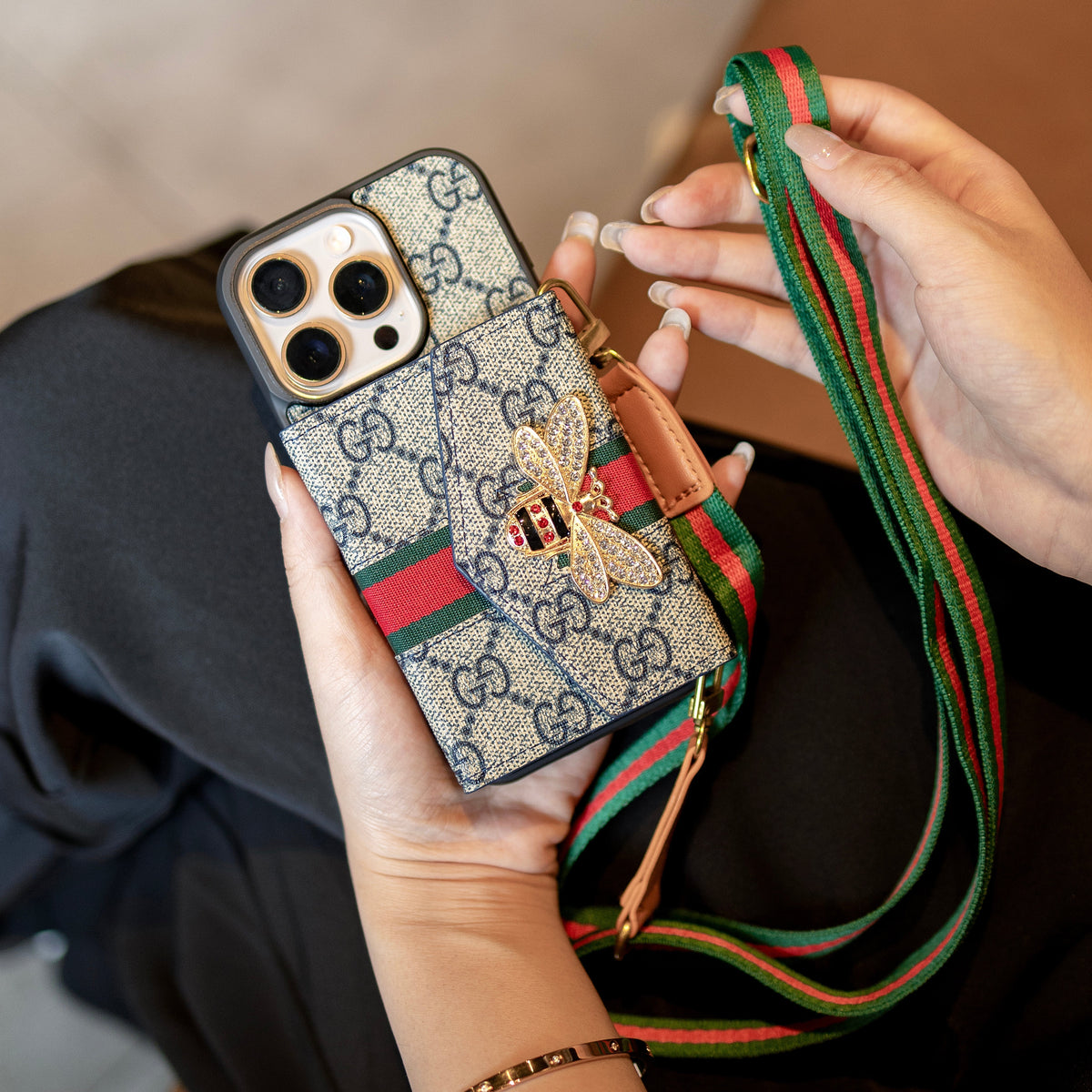 Premium Advanced Crossbody iPhone-fodral med korthållare och axelrem