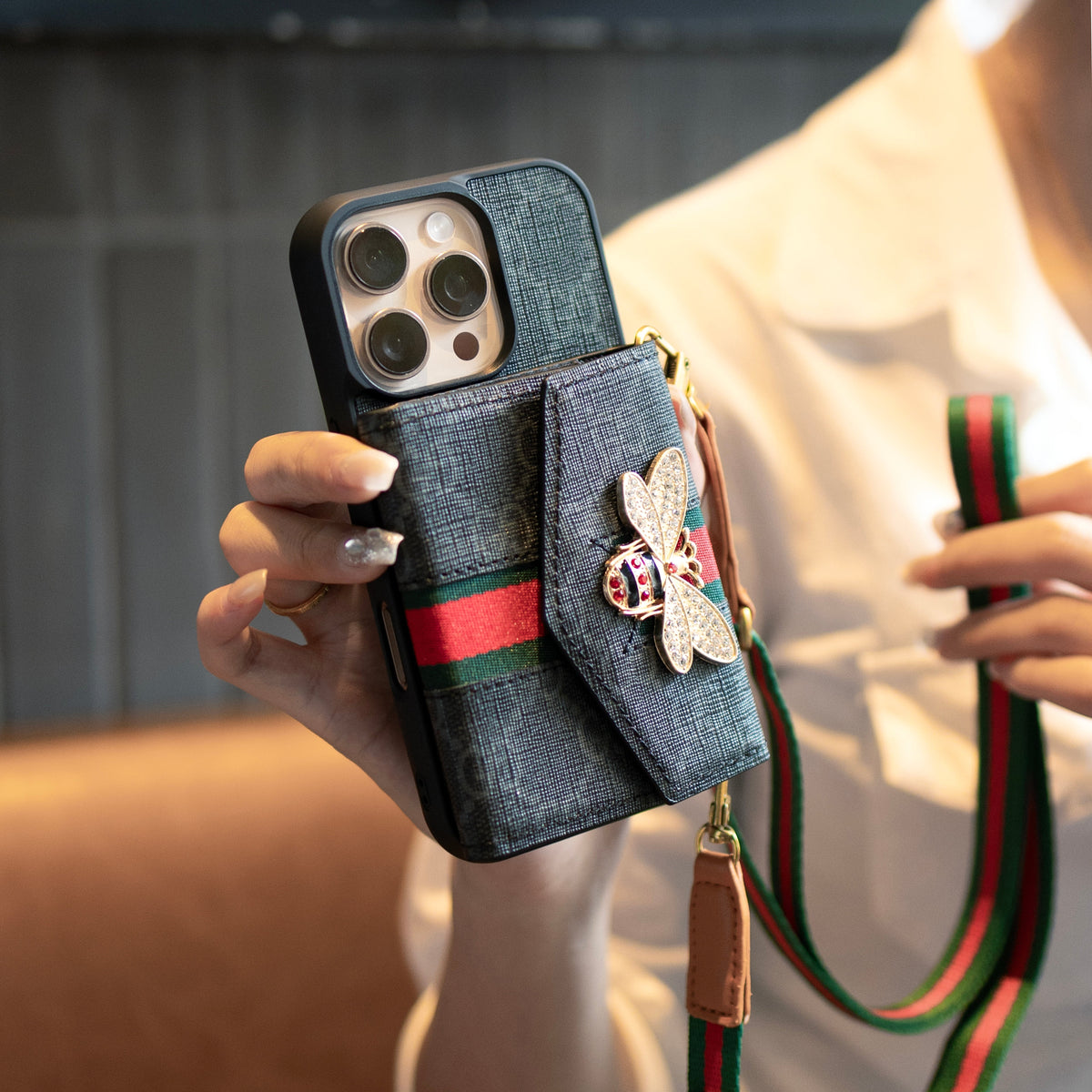 Premium Advanced Crossbody iPhone-fodral med korthållare och axelrem