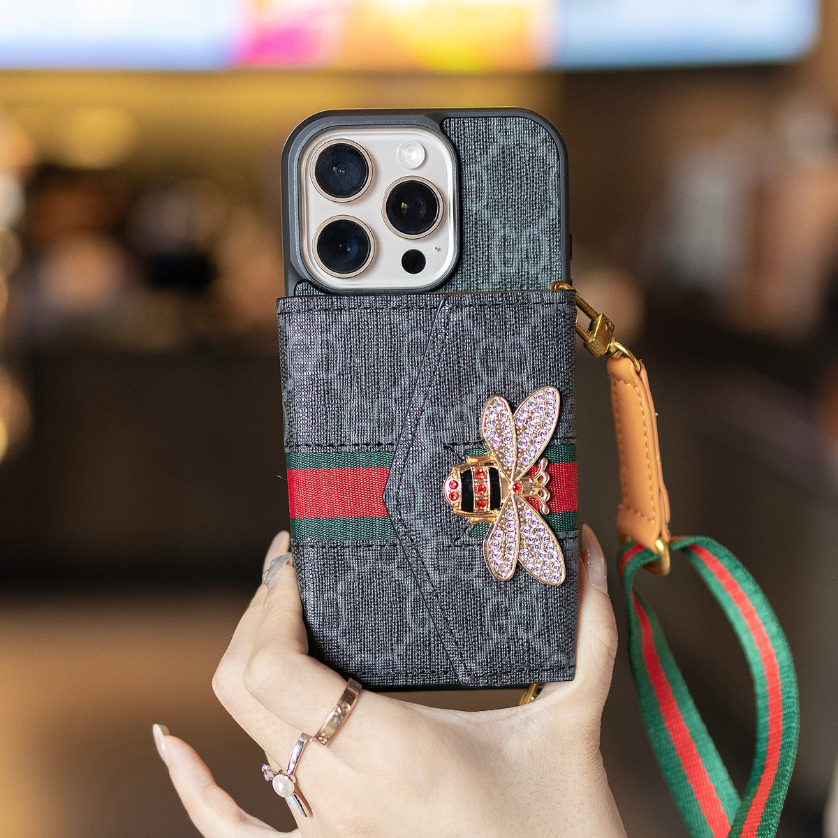 Premium Advanced Crossbody iPhone-fodral med korthållare och axelrem