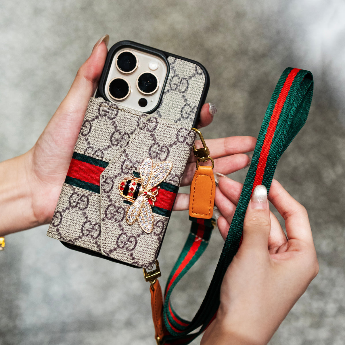 Premium Advanced Crossbody iPhone-fodral med korthållare och axelrem