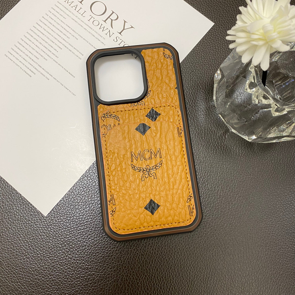 Funda para iPhone MCM con tarjetero Amarillo-MCK240603