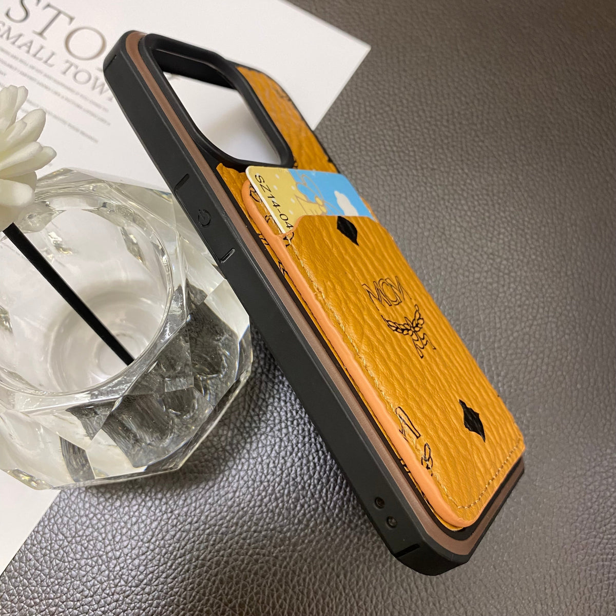 Funda para iPhone MCM con tarjetero Amarillo-MCK240603