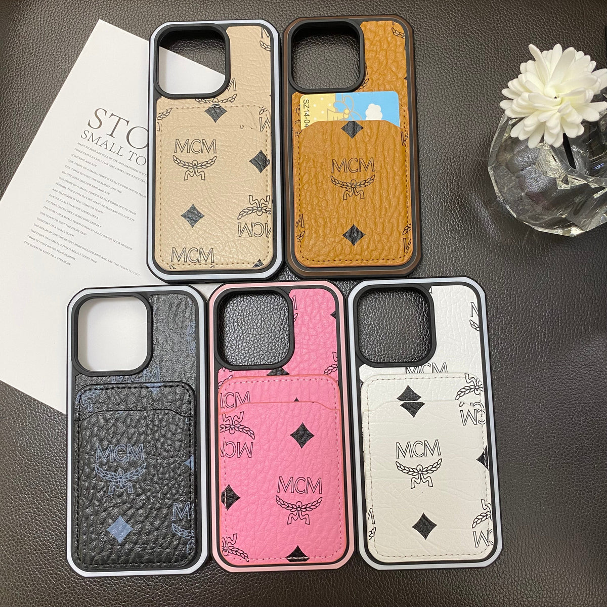 Funda para iPhone MCM con tarjetero Amarillo-MCK240603