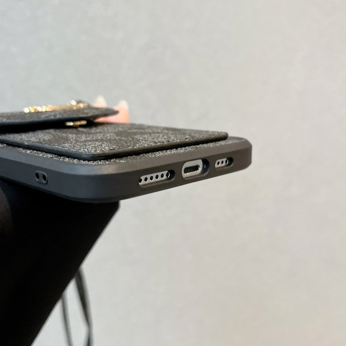 Klassiskt iPhonefodral Med Korthållare Och Rem Ljus Svart -SJ240513