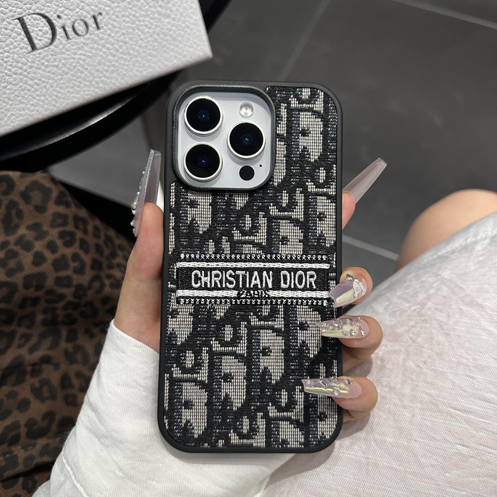 Designerinspirerat iPhonefodral i tyg med broderade detaljer