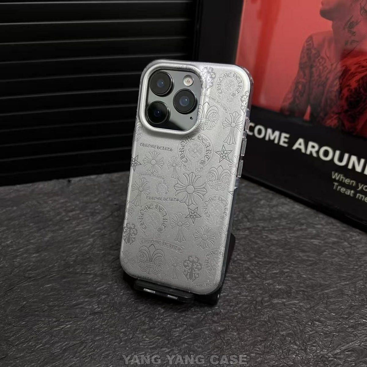 Cruz plateada en relieve Funda de iPhone