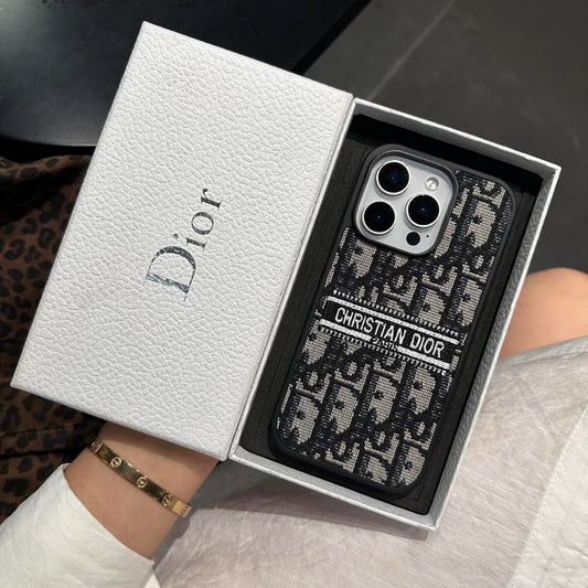 Funda para iPhone de tela inspirada en el diseñador con detalle bordado