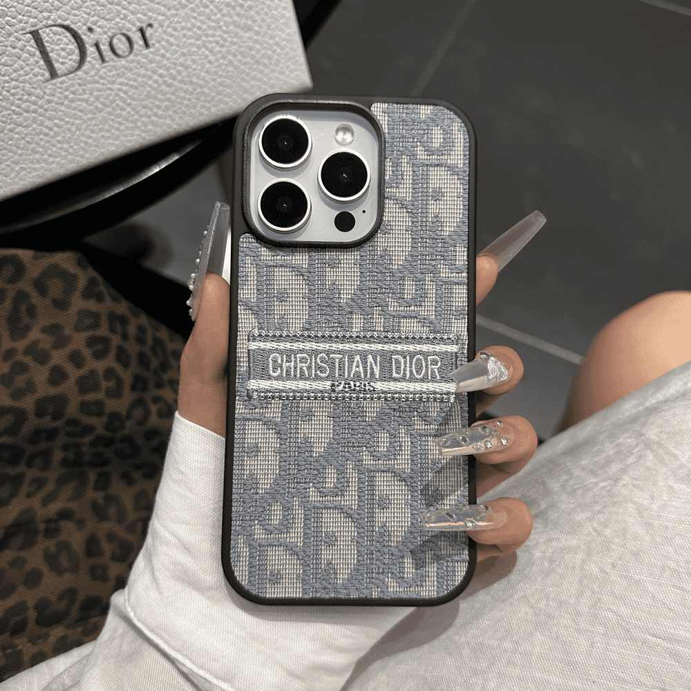 Designerinspirerat iPhonefodral i tyg med broderade detaljer