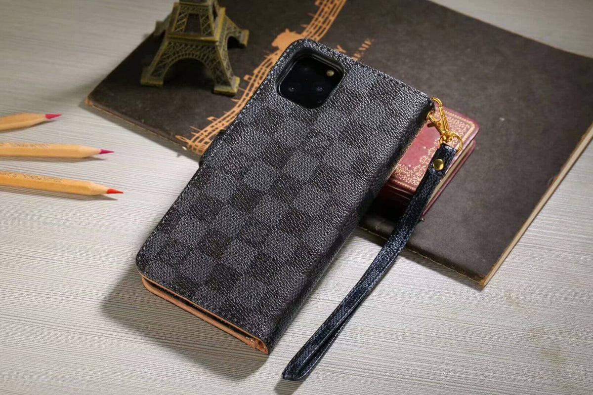 Funda tipo billetera de lujo con monograma para iPhone - Tablero de ajedrez negro